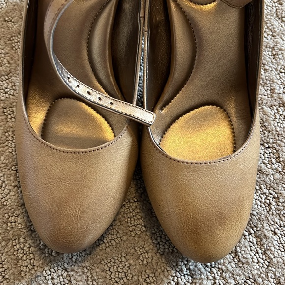 Kelly & Katie heels size 8 mustard yellow - Picture 2 of 5